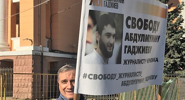 Житель Махачкалы с плакатом в поддержку Абдулмумина Гаджиева. Махачкала, октябрь 2019 г. Фото Патимат Махмудовой для "Кавказского узла"