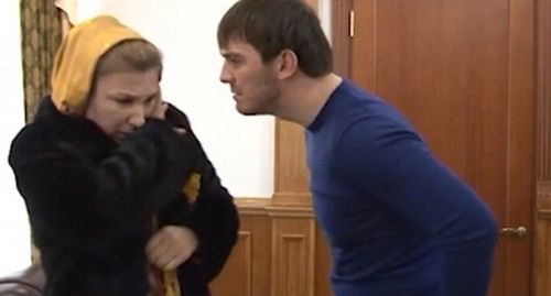 Ислам Кадыров угрожает женщине. Фото: кадр видео  ЧГТРК "Грозный" https://www.youtube.com/watch?time_continue=1&v=BpjWCGHbJ6E