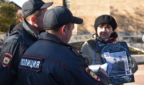 Пикетчица беседует с полицией. Фото Константина Волгина для "Кавказского узла".