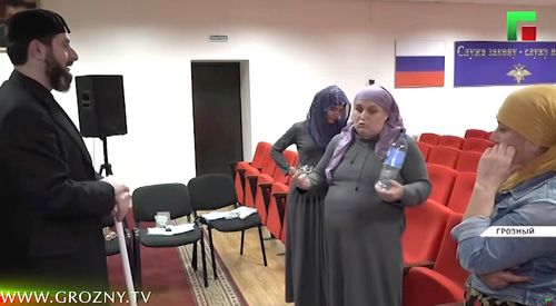 Главный специалист Центра исламской медицины Адам Эльжуркаев во время беседы с задержанными женщинами. Стоп-кадр видео ЧГТРК. https://grozny.tv/