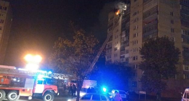 Сотрудники МЧС во время ликвидации пожара в городе Ставрополь на улице Доваторцев. Фото: ГУ МЧС РФ по по Ставропольскому краю. https://26.mchs.gov.ru/