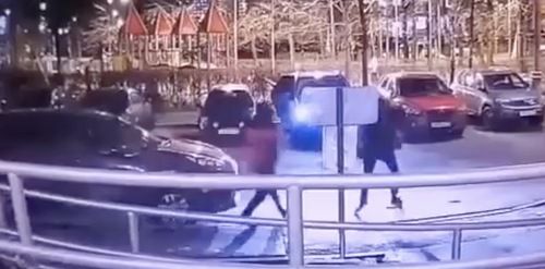 Стоп-кадр нападения на Ибрагима Эльджаркиева. Стоп-кадр видео камеры видеонаблюдения опубликованный на Telegram-канале "Mash". https://t.me/breakingmash/14666