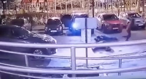 Стоп-кадр нападения на Ибрагима Эльджаркиева. Стоп-кадр видео камеры видеонаблюдения, опубликованного на Telegram-канале "Mash". https://t.me/breakingmash/14666