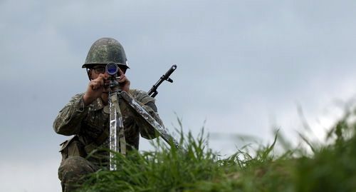 Военнослужащий ВС Армении на боевой позиции с оптическим измерителем. Reuters/Staff