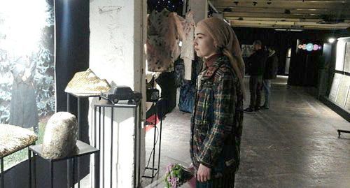 Посетительница первой биеннале современного кавказского искусства. Фото Рустам Джалилов для "Кавказского узла".