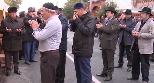 Участники похорон богослова Султана Белхороева, 11 октября 2017 года. Фото: скриншот видео  https://www.youtube.com/watch?v=kxmeX4HjhWg