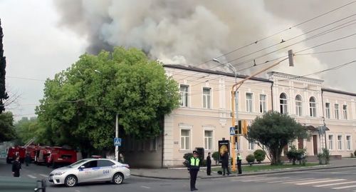 Стоп-кадр видео пожара в средней школе №2 Сухуме. МЧС Республики Абхазия. https://www.mchsra.info