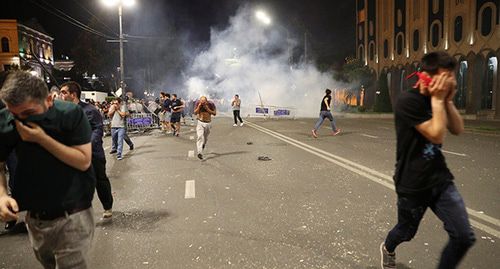 Разгон сотрудниками полиции акции протеста в Тбилиси. 21 июня 2019 г. Фото: REUTERS/Irakli Gedenidze