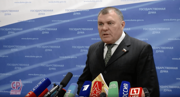 Депутат Государственной Думы Федерального Собрания Российской Федерации Александр Ремезков. Стоп-кадр выступления перед пленарным заседанием Госдумы.Официальный сайт Политической партии "Справедливая Россия". http://www.spravedlivo.ru/index