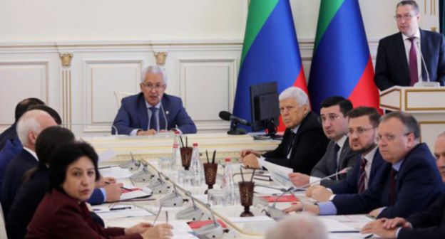 На совещании. Фото пресс-службы главы Республики Дагестана http://prd.e-dag.ru/novosti/v-centre-vnimaniya/vladimir-vasilev-prokommentiroval-otklyuchenie-elektrichestva-v-makhachkale