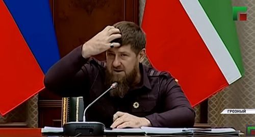 Глава Чечни Рамзан Кадыров во время заседания правительства Чеченской Республики. 5 ноября 2019 г. Стоп-кадр видео YouTube канала «ЧГТРК Грозный» https://www.youtube.com/watch?v=rPQzE5F2u0w