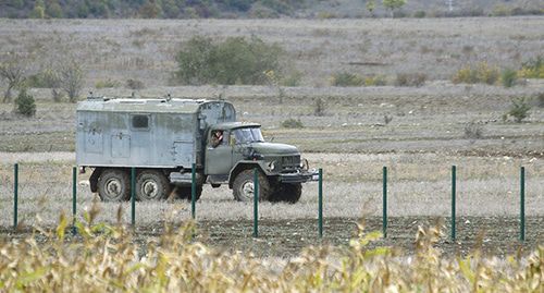 Военная машина на границе Южной Осетии и Грузии. Фото: REUTERS/David Mdzinarishvili