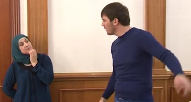 Ислам Кадыров общается с жительницей Грозного. Стоп-кадр видео YouTube канала «ЧГТРК Грозный» https://www.youtube.com/watch?v=BpjWCGHbJ6E