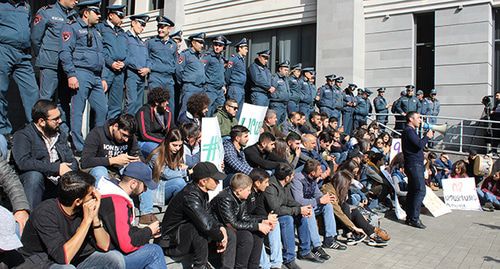 Митинг студентов и сторонников "Дашнакцутюн" у здания правительства в Ереване. 7 ноября 2019 г. Фото Тиграна Петросяна для "Кавказского узла"