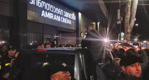 Спецназ возле кинотеатра "Амирами" в Тбилиси. 8 ноября 2019 г. Фото Инны Кукуджановой для "Кавказского узла"