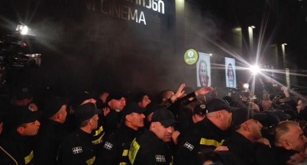 Полицейские оттесняют активистов от кинотеатра "Амирани". Фото Инны Кукуджановой для "Кавказского узла". 