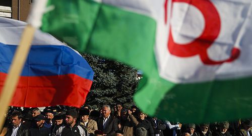 Флаги Ингушетии и России. Фото: REUTERS/Maxim Shemetov