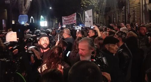 Протестующие у кинотеатра "Амирани". Фото Инны Кукуджановой для "Кавказского узла". 