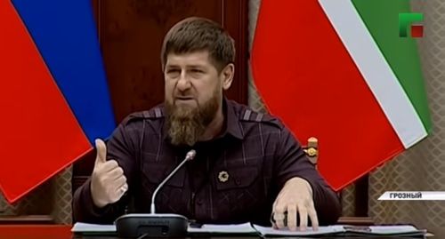 Глава Чечни Рамзан Кадыров во время заседания правительства Чеченской Республики. 5 ноября 2019 года. Стоп-кадр видео YouTube канала "ЧГТРК "Грозный" https://www.youtube.com/watch?v=rPQzE5F2u0w