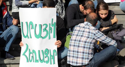 Оппозиционные активисты и бастующие студенты у здания правительства Армении. Надпись на плакате: "Араик, уходи". Фото Тиграна Петросяна для "Кавказского узла"