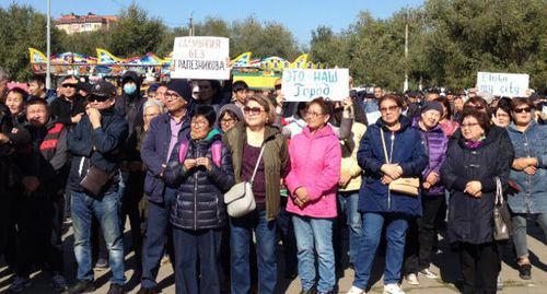 Участники митинга в Элисте против назначения Дмитрий Трапезникова. Фото Алены Садовской для "Кавказского узла", 13 октября 2019 года.