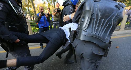 Сотрудники полиции во время задержания участника акции в Баку. 12.11.20 Фото Азиза Каримова для "Кавказского узла"