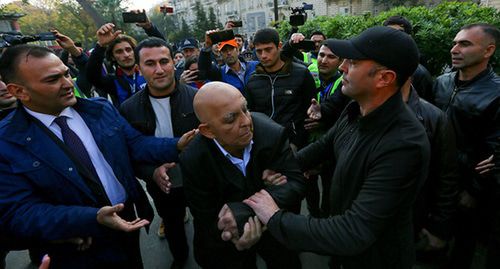 Задержание активиста во время пикета в Баку. 12 ноября 2019 г. Фото Азиза Каримова для "Кавказского узла"