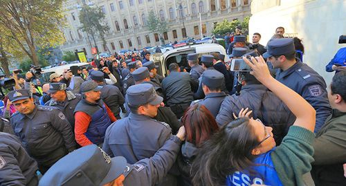 Сотрудники полиции во время задержания активистов в Баку. 12 ноября 2019 года. Фото Азиза Каримова для "Кавказского узла"
