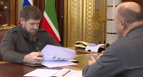 Таймасханов отчитывается Кадырову. Кадр видео Ramzan Kadyrov "ВКонтакте" 
https://vk.com/wall279938622_450357?reply=450448