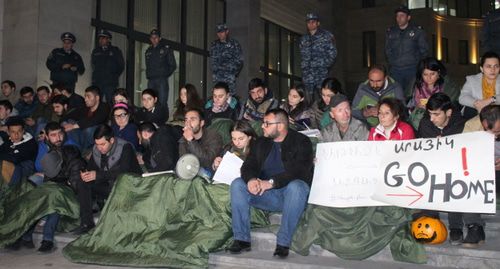 Участники протестной акции студентов и преподавателей в Ереване. Фото Тиграна Петросяна для "Кавказского узла"