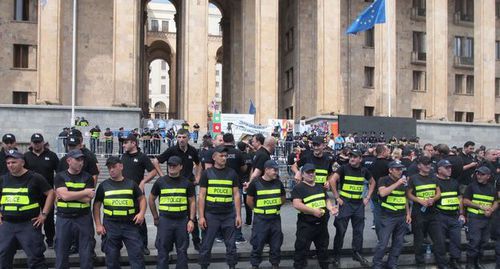 Полиция Грузии оцепила парламент. Тбилиси, 9 июля 2019 года. Фото Беслана Кмузова для "Кавказского узла"