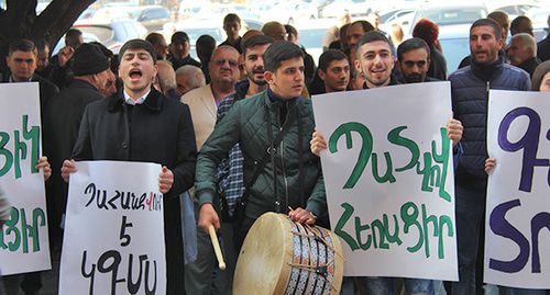 Бастующие студенты у здания правительства Армении в Ереване.  На плакатах: "Араик, уходи", "Нет антинациональным грантам". Фото Тиграна Петросяна для "Кавказского узла"