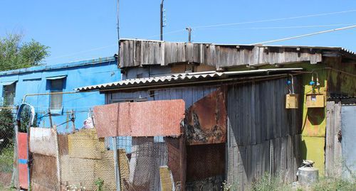 Временные постройки, в которых живут пострадавшие от землетрясения в Спитаке, июль 2019 года. Фото Тиграна Петросяна для "Кавказского узла".