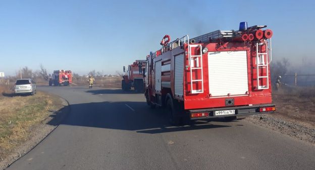 Пожарные машины МЧС РФ на месте возгорания в Азовском районе Ростовской области. Фото: МЧС РФ по Ростовской области. http://61.mchs.gov.ru/
