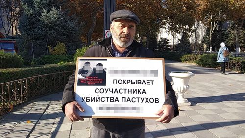 Муртазали Гасангусейнов во время одиночного пикета 16 ноября 2019 года. Фото Ильяса Капиева для "Кавказского узла"
