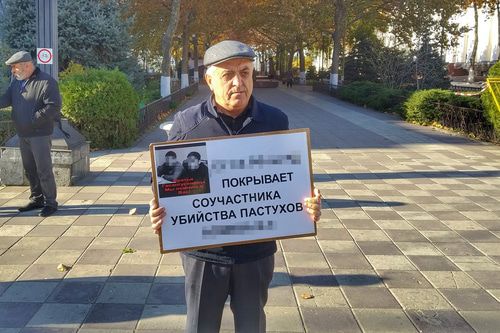 Участник одиночного пикета в поддержку Муртазали Гасангусейнова. Фото Ильяса Капиева для "Кавказского Узла"