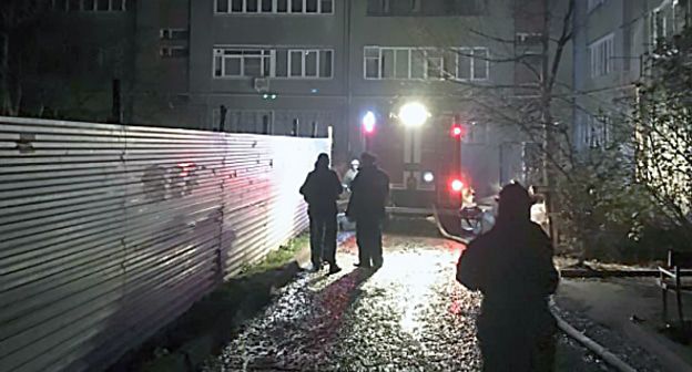 Сотрудники МЧС во время ликвидации пожара на ул.Орджоникидзе, д. 27 в населенном пункте Кисловодск Ставропольского края. Фото: ГУ МЧС по по Ставропольскому краю. https://26.mchs.gov.ru/