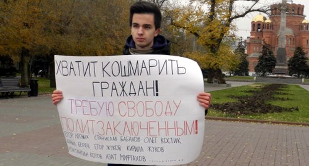 Активист Никита Демидович проводит пикет с требованием прекратить преследование граждан по политическим мотивам. Волгоград, 17 ноября 2019 года. Фото Татьяны Филимоновой для "Кавказского узла".