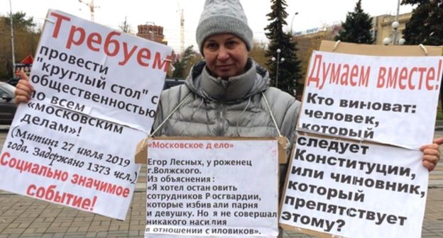 Тамара Гродникова проводит пикет против преследований по политическим мотивам.  Волгоград, 17 ноября 2019 года. Фото Татьяны Филимоновой для "Кавказского узла".