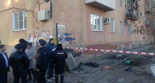 На месте обрушения балкона пятиэтажного дома в Астрахани. Фото: пресс-служба СКР по г. Астрахани
