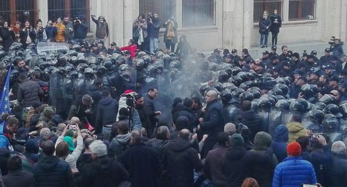 Протестующие и спецназ возле зданию парламента. Тбилиси. 18 ноября 2019 г. Фото Инны Кукуджановой для "Кавказского узла"
