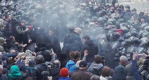 Столкновение протестующих и сотрудников полиции в Тбилиси, 18 ноября 2019 г. Фото Инны Кукуджановой для "Кавказского узла"