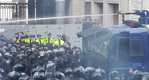 Полицейские применили водомет для разгона участников акции протеста у парламента Грузии. Тбилиси, 18 ноября 2019 г. Фото Инны Кукуджановой для "Кавказского узла"