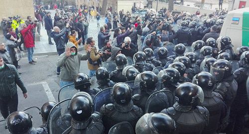 Протестующие перед спецназом в Тбилиси. 18 ноября 2019 года. Фото Инны Кукуджановой для "Кавказского узла"