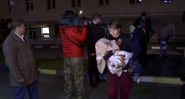 Вывезенные из Ирака дети после приземления самолета в России. Стоп-кадр видео канала ЧГТРК "Грозный" https://www.youtube.com/watch?time_continue=120&v=o-NCkBRMVx0&feature=emb_logo