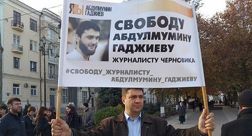 Одиночный пикет в поддержку Абдудмумина Гаджиева в Махачкале. 18 ноября 2019 года. Фото Ильяса Капиева для "Кавказского узла"
