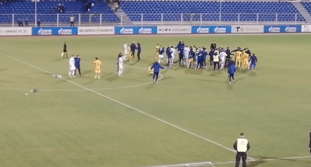 Потасовка на футбольном поле после матча "Волгарь" - "Легион Динамо", 17 ноября 2019 года. Кадр видео RinaStars https://www.youtube.com/watch?v=a13GMyenseQ