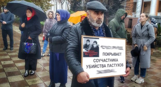Пикет Муртазали Гасангусейнов и группа поддержки. Фото Ильяса Капиева для "Кавказского узла". 