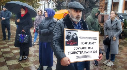 Пикет Муртазали Гасангусейнов и группа поддержки. Фото Ильяса Капиева для "Кавказского узла". 