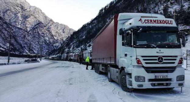 Очередь из машин на Военно-Грузинской дороге. Фото Эммы Марзоевой для "Кавказского узла"